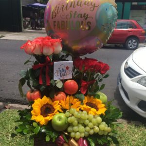arreglo floral con frutas y globo Archives - Tienda de Regalos El Salvador