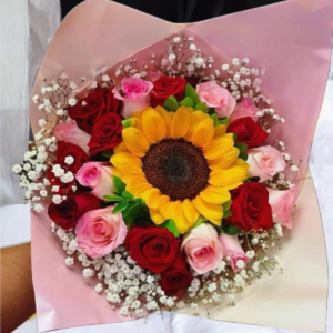 Ramo de rosas y girasol