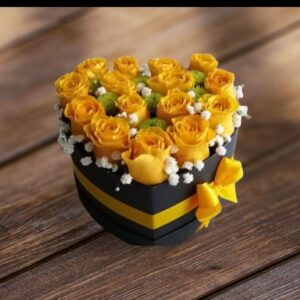 Corazón con rosas amarillas